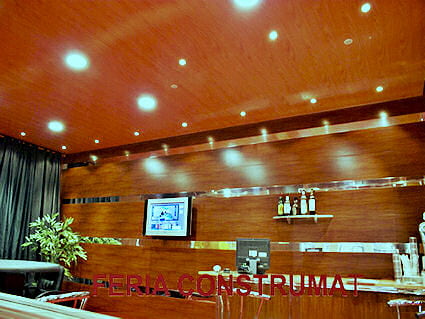 Techo y pared-de-aluminio, bar hotel madera cerezo