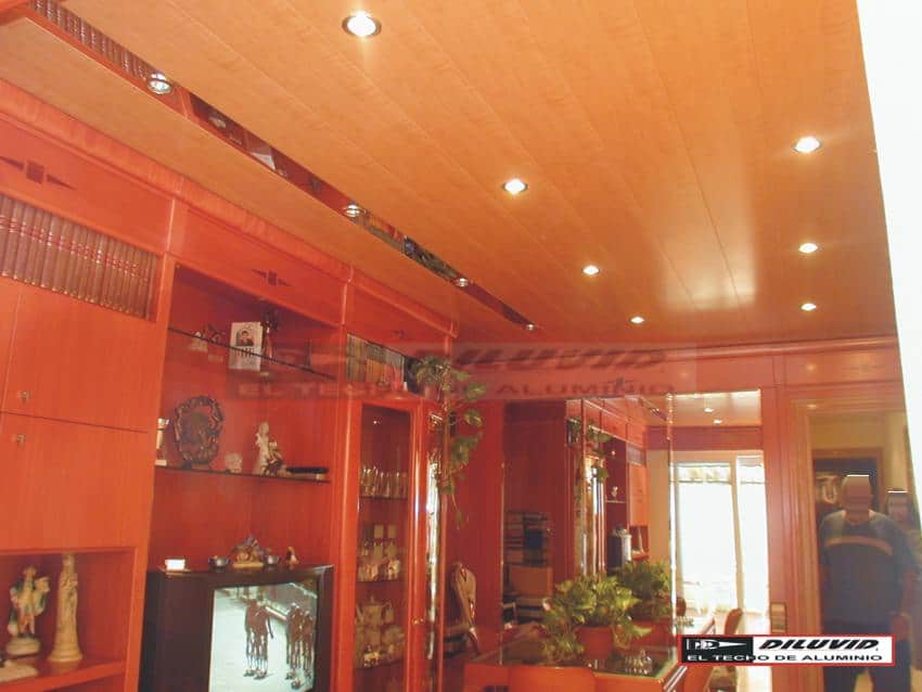 Techo-de-aluminio, salón decorado madera peral