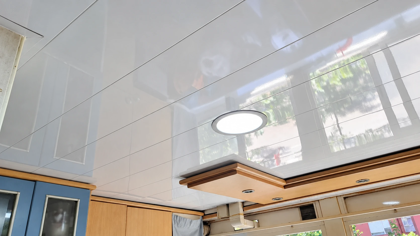 Instalación DILUVID en cocina con techo de aluminio blanco brillante e iluminación integrada