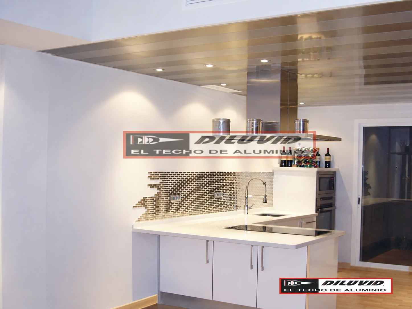 Techo DILUVID bicolor gris e inox instalado en una cocina
