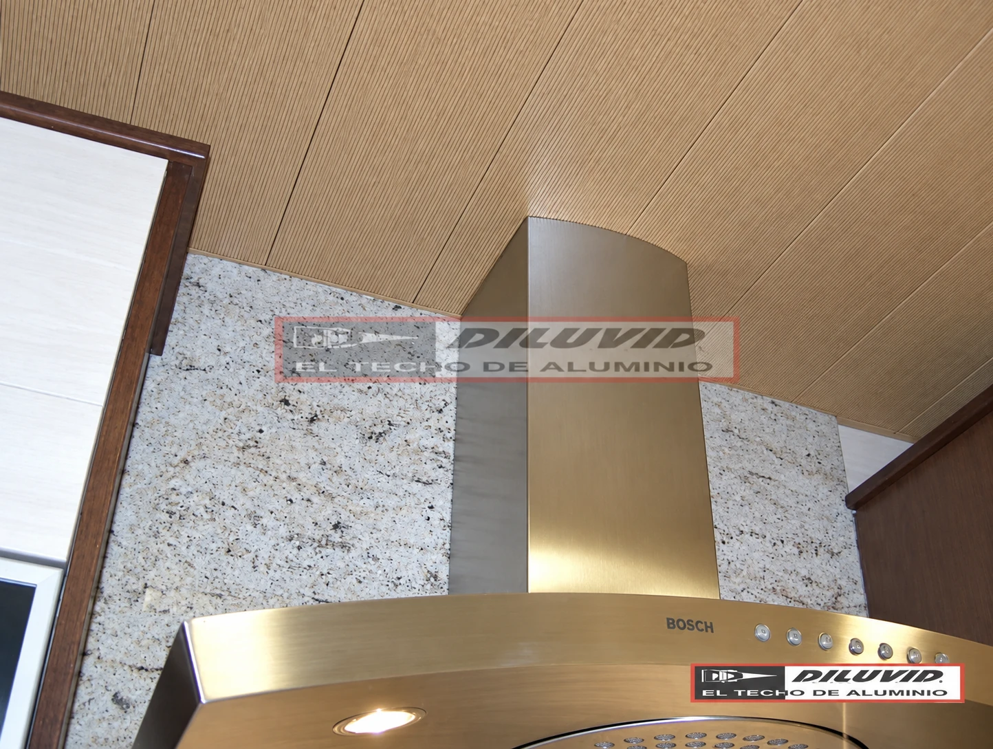 Techo de aluminio DILUVID con acabado decorativo de madera en cocina