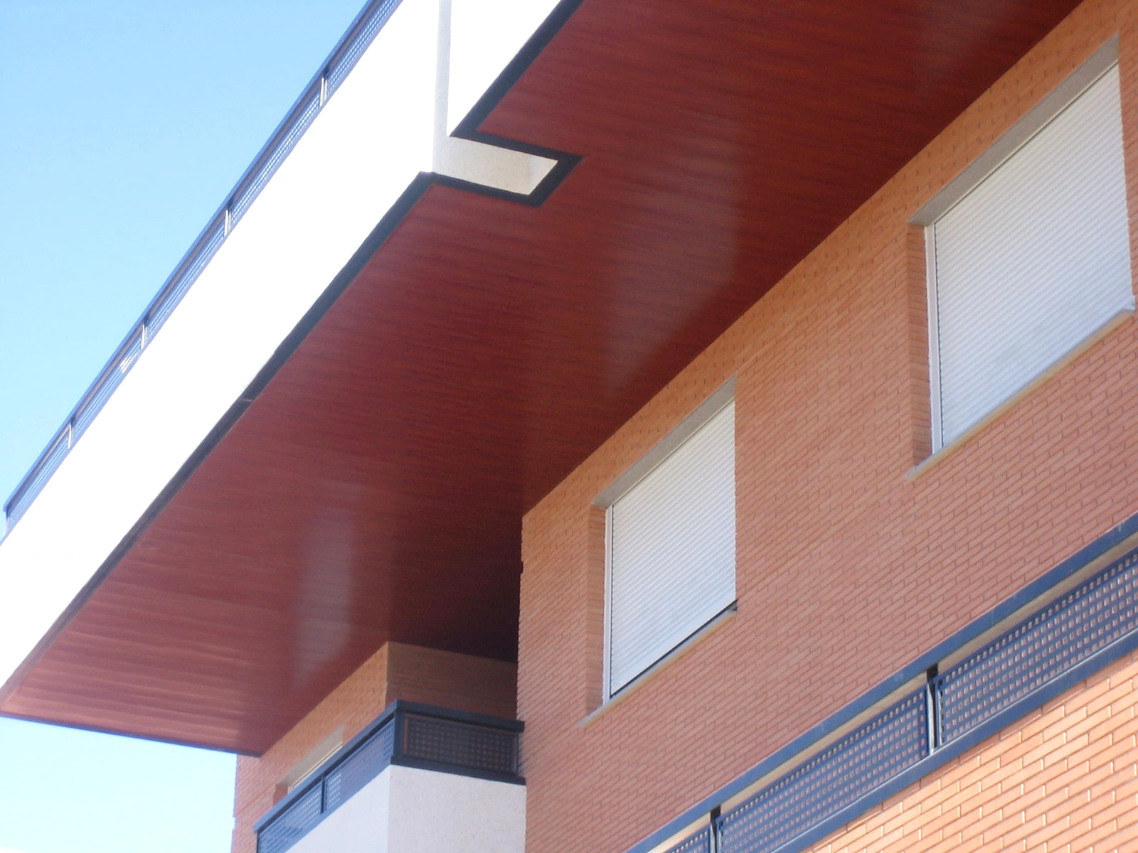 Rehabilitación edificio Techo-de-aluminio, decorado madera