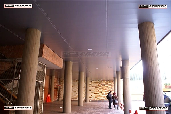 Rehabilitación portería comunidad Techo-de-aluminio, gris