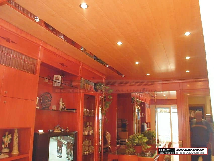 Techo-de-aluminio, salón decorado madera peral