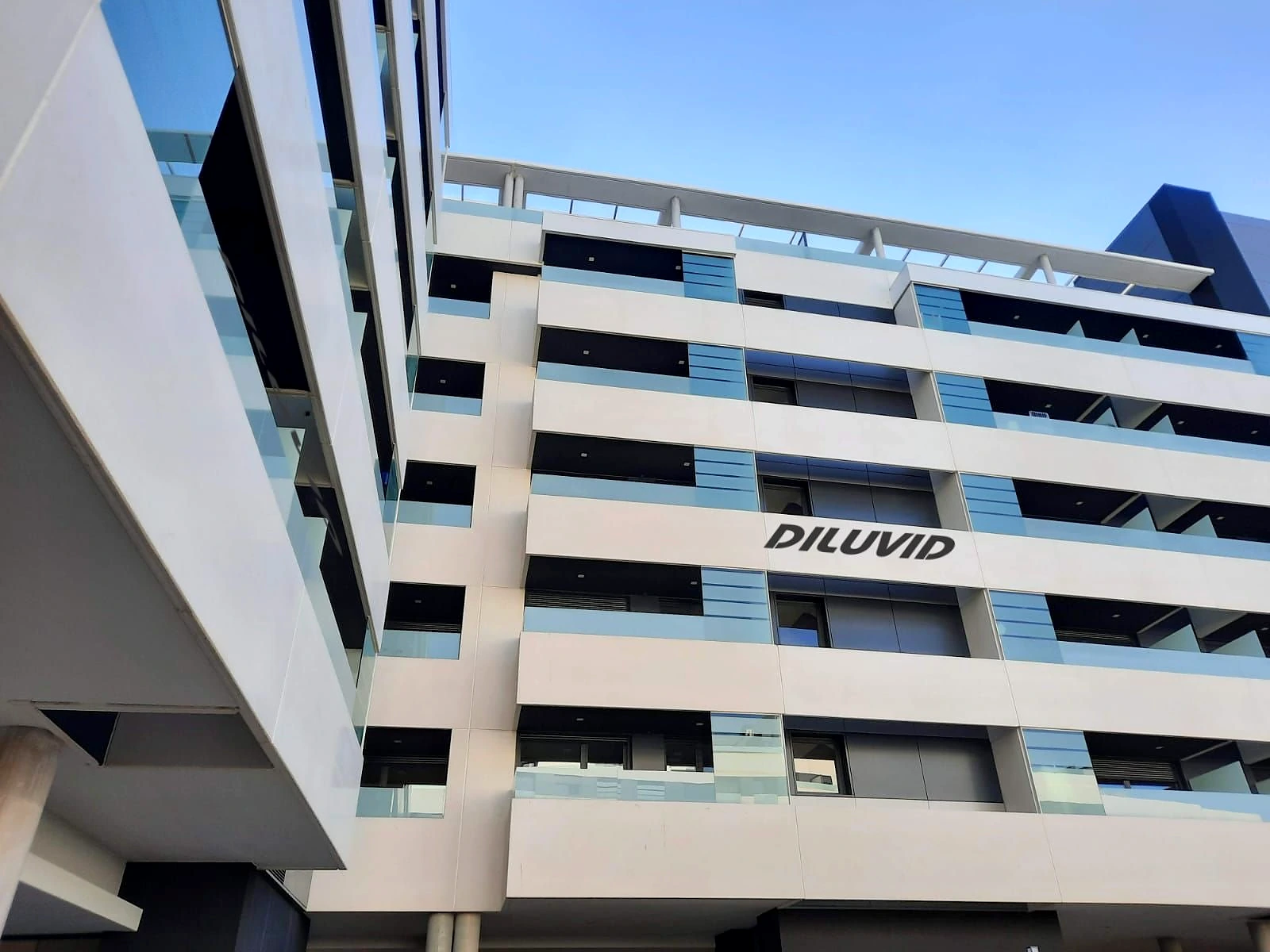 Vista de edificio con techos de aluminio DILUVID en balcones