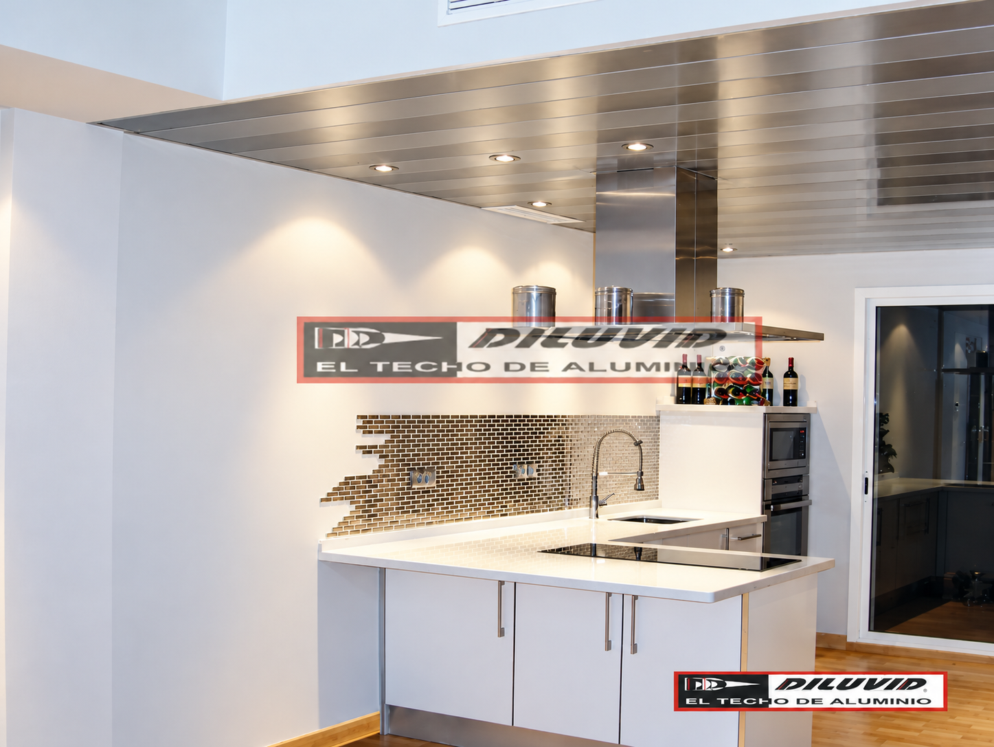 Cocina con techo de lamas de aluminio DILUVID en acabado metálico e iluminación integrada