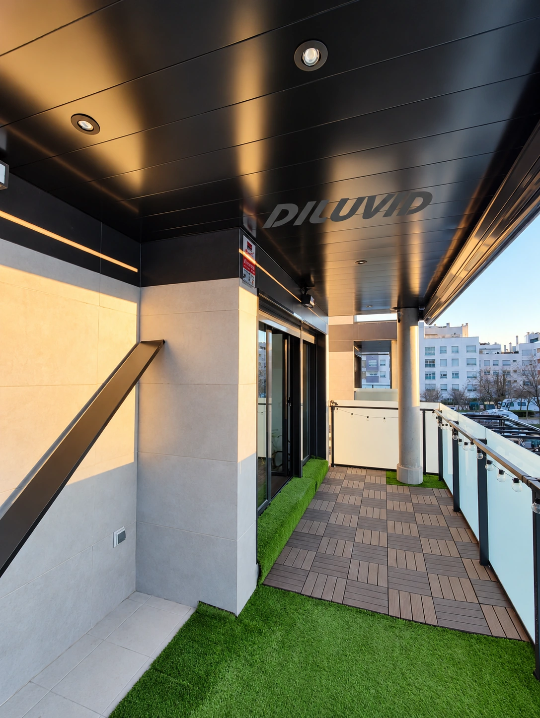Vista de terraza con techo DILUVID negro mate en una comunidad de Madrid