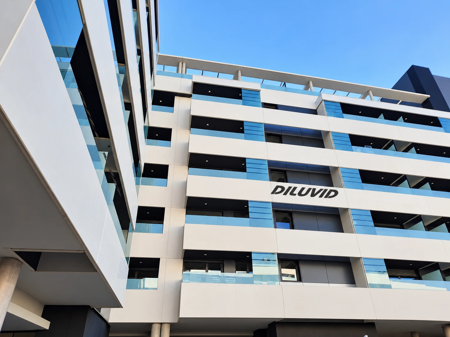 Vista general de la comunidad residencial de Madrid con techos DILUVID