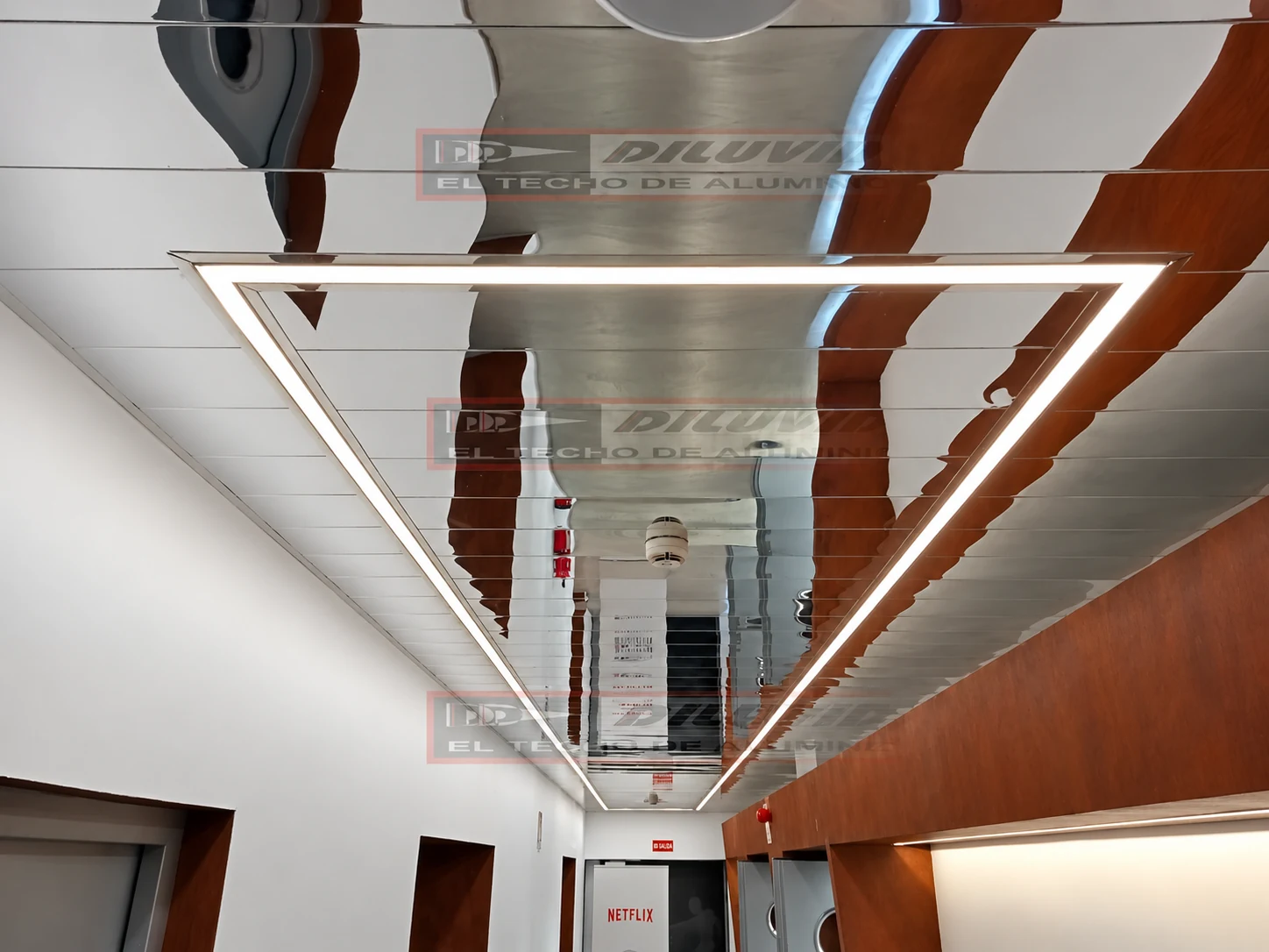 Techo de aluminio reflectante con iluminación LED perimetral