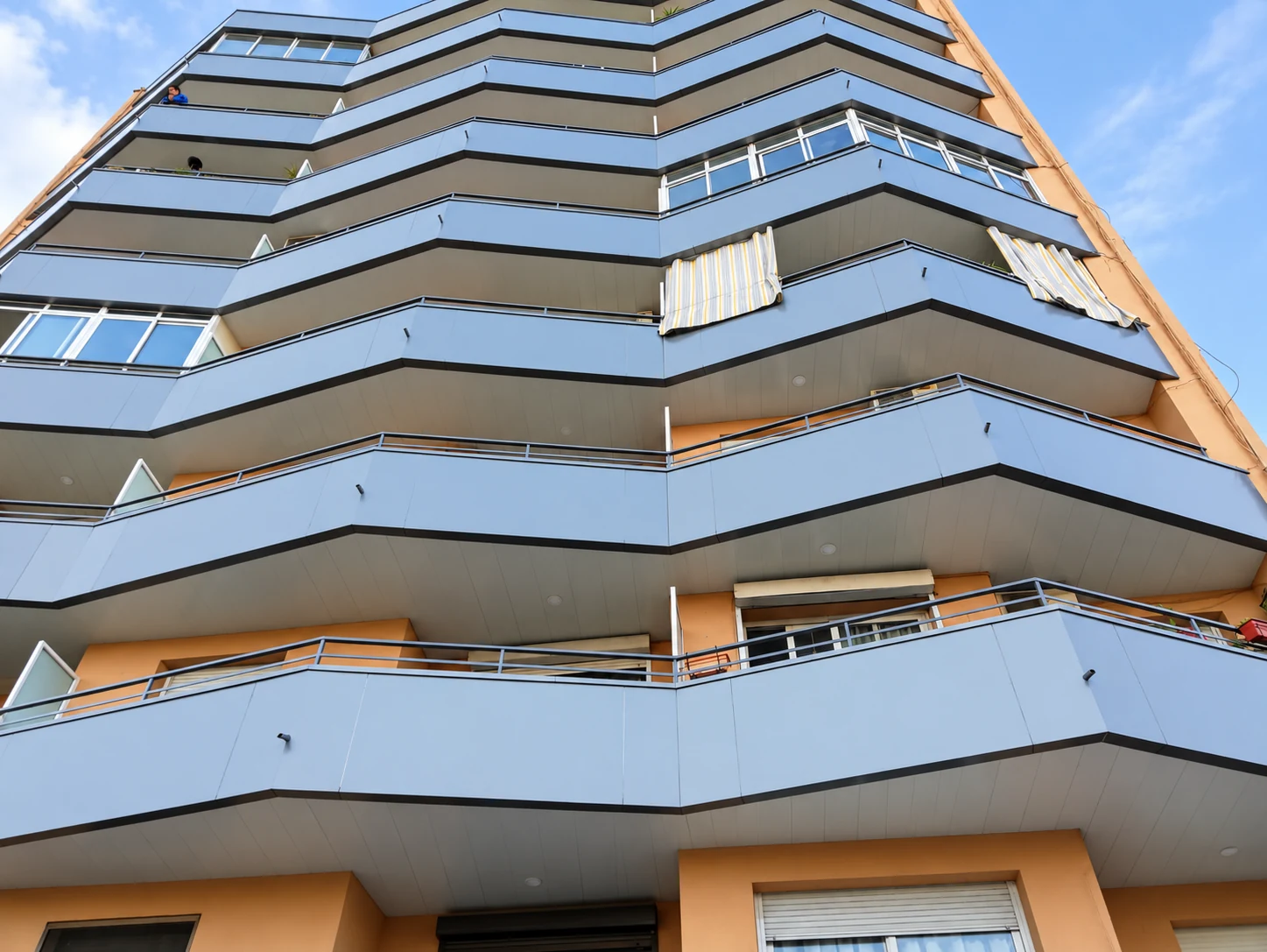 Edificio con revestimientos y techos de balcones